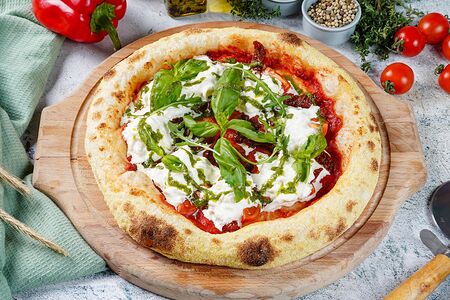 Пицца с сыром страчателла