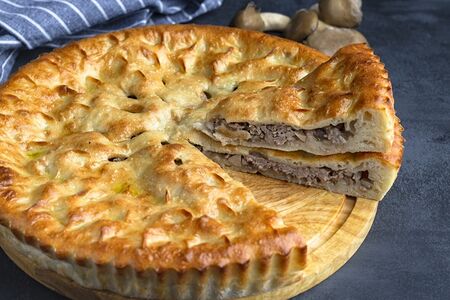 Осетинский пирог с мясом и грибами