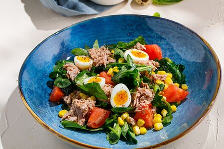 Салат с тунцом и кукурузой