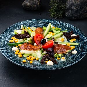 Салат с жареным сыром