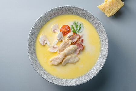 Сырный суп с курицей и беконом