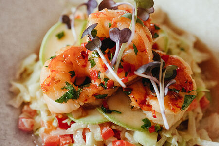 Салат c креветками, свежими овощами и трюфельным айоли  