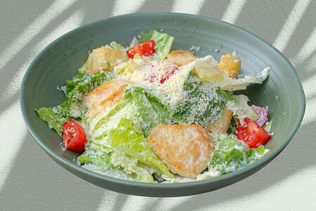 Салат Цезарь с курицей