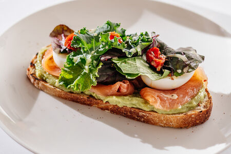 Тост, авокадо, яйцо и лосось