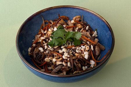 Вок из собы с овощами в сладко-соевом соусе