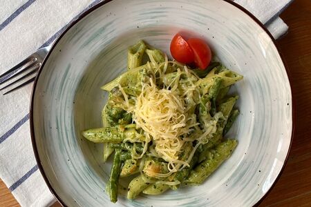 Пенне с семгой в шпинатном соусе