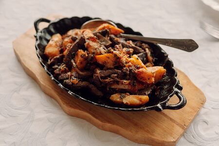 Мясо по-деревенски с картофелем