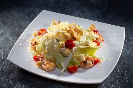 Салат Цезарь с креветками