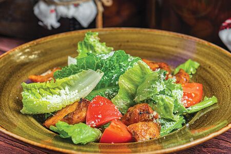 Салат со свежей зеленью и куриным шашлыком