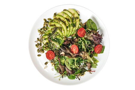 Зелёный салат с авокадо и кешью