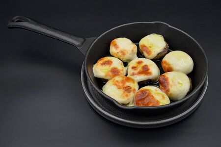 Шампиньоны с запеченным сулугуни