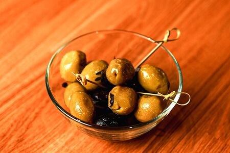 Заправленные оливки и маслины