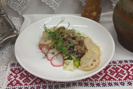 Салат с филе кролика