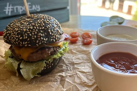 Бургер с котлетой из свинины и говядины