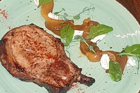 Каре из свинины с запеченным маринованным болгарским перцем