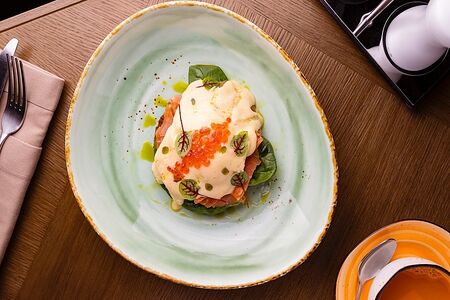 Картофельные вафли со слабосоленым лососем и яйцом пашот