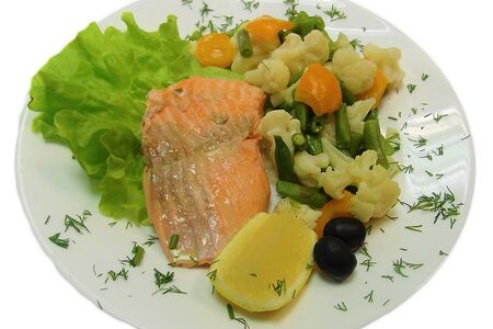 Форель на пару с овощами и соусом терияки