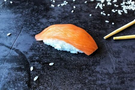 Суши с лососем