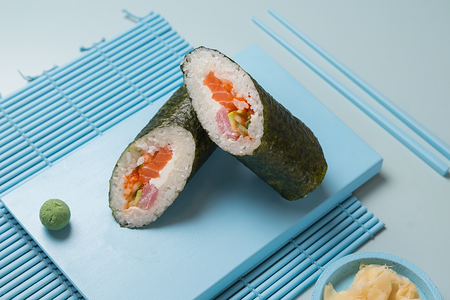 Суширрито с лососем и тунцом