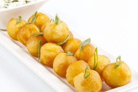 Сырные шарики и соус