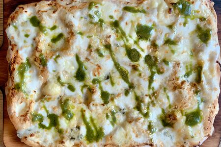 Пицца сырная с песто