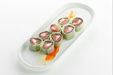 Лосось с тунцом блюфин и огурцом