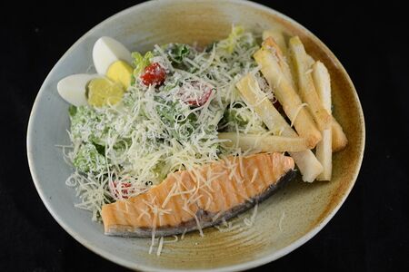 Цезарь с обжаренной семгой