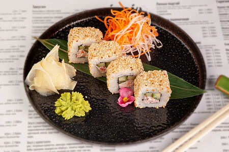 Ролл Калифорния с кунжутом