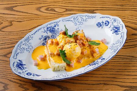 Картофельный гратен с копченой грудинкой и яйцом пашот