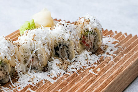 Ролл Масляная рыба с крабом и пармезаном