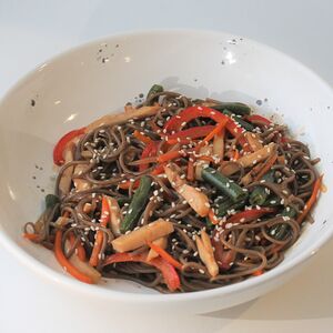 Соба с цыпленком и овощами