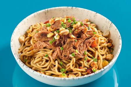 Лапша с уткой конфи, ферментированными бобами и соусом хойсин