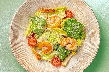 Цезарь с тигровыми креветками