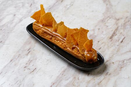 Эклер карамельный