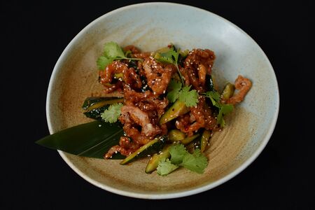 Щупальца кальмара с битыми огурцами