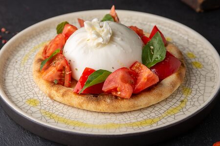 Буррата с томатами