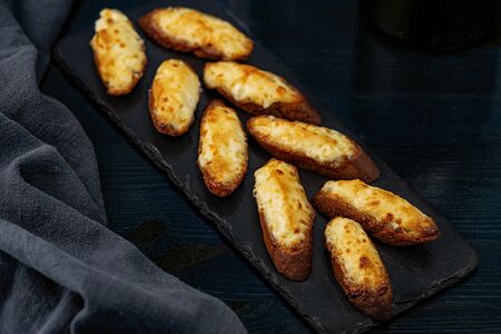 Чесночные гренки, запечённые с сыром