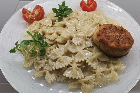 Фарфалле в сливочно-чесночном соусе с шницелем из цыпленка