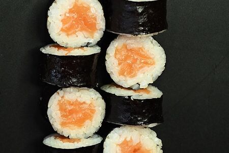 Маки с лососем