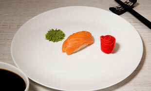 Суши с лососем