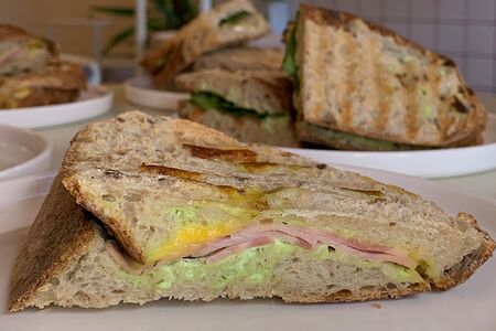 Сэндвич с ветчиной и сыром