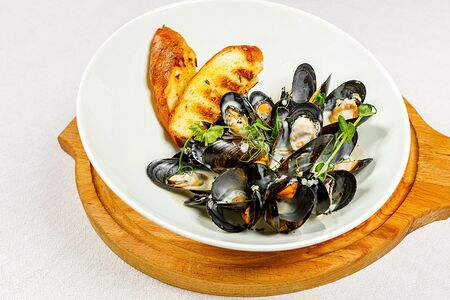 Мидии с соусом блю чиз