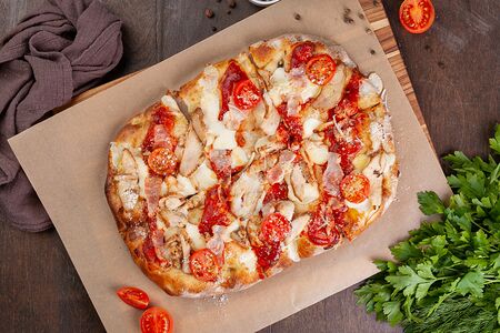 Римская пицца с куриной грудкой, беконом, соусом барбекю