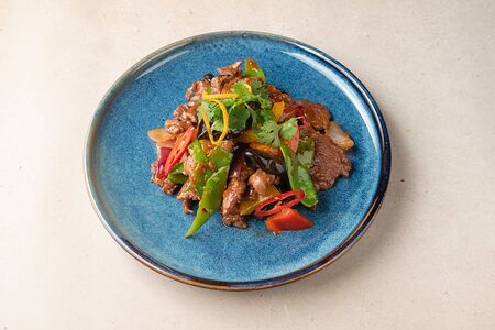 Говядина с апельсиновой цедрой в сычуаньском стиле