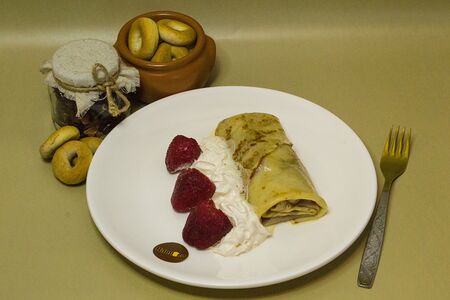 Блин с клубникой и взбитыми сливками