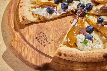 Сладкая пицца с ягодами и маскарпоне