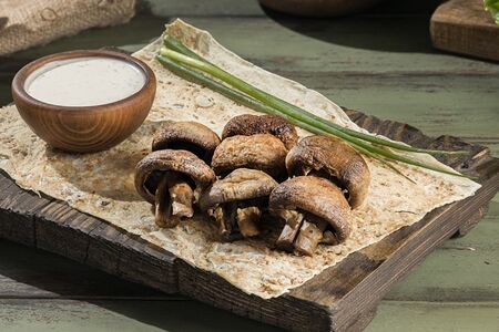 Шампиньоны на огне с маслом