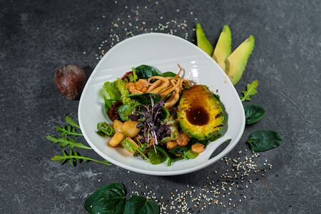 Теплый салат с морепродуктами