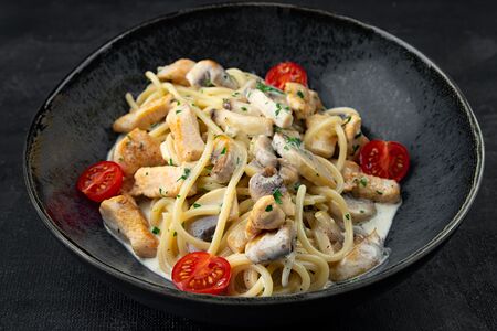 Паста с курицей и грибами