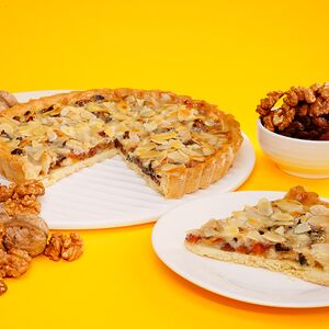 Тарт с орехами и сухофруктами